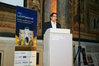 Begrüßung durch Emre Onur, Chefredakteur der Zeitschrift LICHT, einer der Veranstalter der Lichtwoche München
